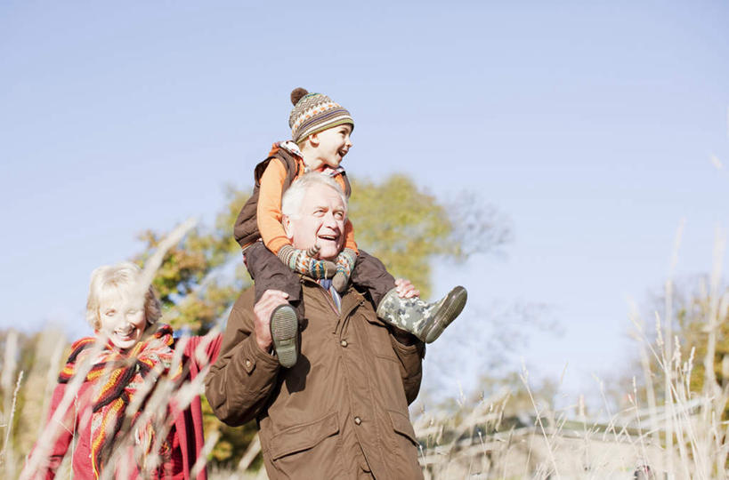 西方人,儿童,老年人,三个人,家庭,夫妻,祖母,祖父,坐,走,笑,微笑,露齿笑,横图,室外,白天,仰视,爱情,纯洁,树林,植物,帽子,欧洲,欧洲人,握,服装,朦胧,模糊,装饰,浪漫,注视,休闲装,树,树木,小孩,骑,衣服,蓝色,绿色,蓝天,天空,自然,手套,围巾,天,观察,看,扛,休闲,温暖,温馨,一家人,休闲服,恩爱,可爱,童年,童趣,握着,恋人,服饰,生长,晴朗,奶奶,爷爷,成长,围脖,观看,张开双腿,祖孙,保暖,华丽,点缀,和睦,察看,御寒,关注,童真,烂漫,无邪,外婆,外祖母,外公,外祖父,外孙,万里无云,外孙子,衬托,美观,雅致,雅观,编织帽,展开双腿,扛在肩上,骑在肩上,天真,老年男性,老年女性,男孩,男人,男性,女人,女性,白种人,孩子,夫妇,情侣,孙子,晴空,晴空万里,步行,散步,走路,坐着,半身,彩图,低角度拍摄,伴侣,融洽,男生,伸展双腿