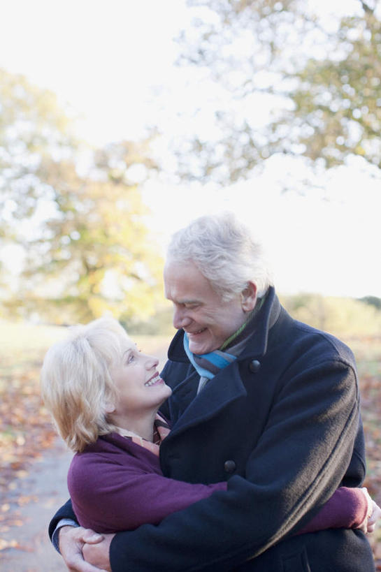 西方人,老年人,两个人,家庭,夫妻,站,抱,笑,微笑,露齿笑,竖图,室外,白天,正面,爱情,树林,植物,叶子,欧洲,欧洲人,服装,朦胧,模糊,枫叶,枯叶,落叶,浪漫,扭头,注视,休闲装,树,树木,衣服,黄色,红色,绿色,自然,观察,看,站着,转头,休闲,温暖,温馨,一家人,休闲服,恩爱,恋人,服饰,生长,成长,抱着,观看,枫树叶,和睦,察看,搂着,关注,老年男性,老年女性,男人,男性,女人,女性,白种人,夫妇,情侣,叶,叶片,怀抱,搂,搂抱,相抱,拥抱,站立,半身,彩图,伴侣,融洽