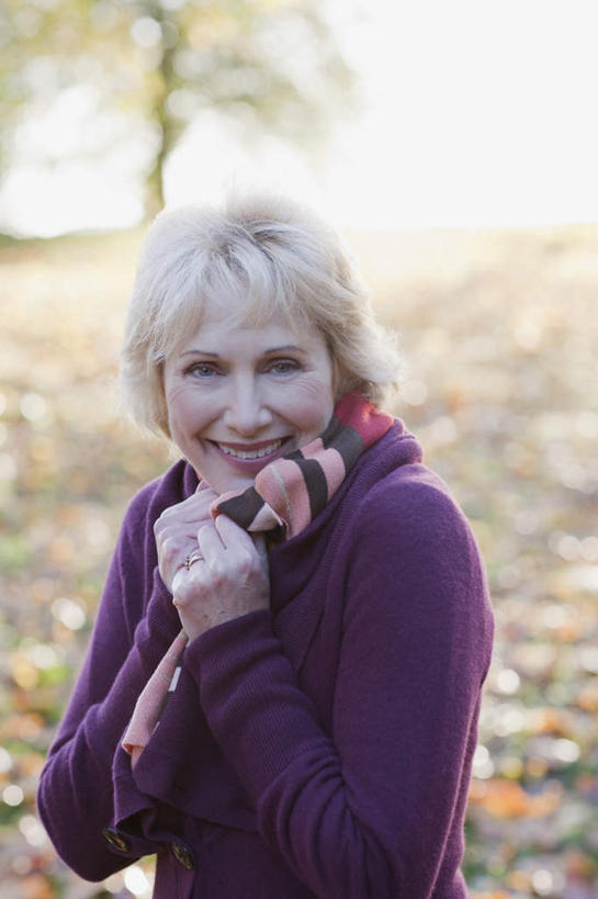 西方人,一个人,站,笑,微笑,露齿笑,竖图,室外,白天,正面,草地,草坪,植物,叶子,欧洲,欧洲人,仅一个女性,仅一个人,握,阴影,服装,朦胧,模糊,装饰,光线,影子,枫叶,枯叶,落叶,注视,休闲装,草,树,树木,衣服,黄色,红色,绿色,阳光,自然,围巾,观察,看,站着,休闲,温暖,休闲服,握着,服饰,仅一个老年女性,生长,成长,围脖,观看,枫树叶,保暖,华丽,点缀,察看,御寒,关注,衬托,美观,雅致,雅观,老年女性,女人,女性,白种人,叶,叶片,站立,半身,彩图