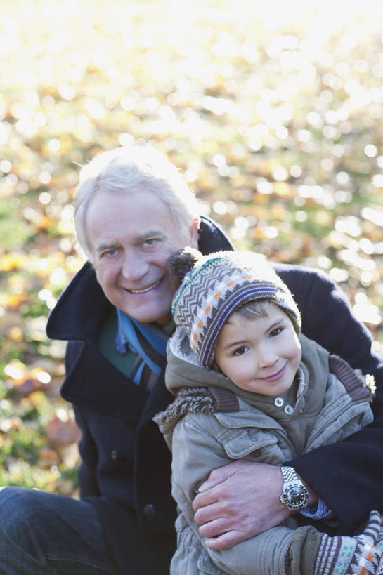 西方人,儿童,老年人,两个人,家庭,祖父,坐,抱,笑,微笑,露齿笑,竖图,俯视,室外,白天,纯洁,草地,草坪,植物,帽子,叶子,欧洲,欧洲人,阴影,服装,朦胧,模糊,装饰,光线,影子,枫叶,枯叶,落叶,注视,休闲装,草,小孩,衣服,黄色,红色,绿色,阳光,围巾,观察,看,休闲,温暖,温馨,一家人,休闲服,可爱,童年,童趣,服饰,爷爷,围脖,抱着,观看,祖孙,枫树叶,保暖,华丽,点缀,和睦,察看,搂着,御寒,关注,童真,烂漫,无邪,外公,外祖父,外孙,外孙子,衬托,美观,雅致,雅观,编织帽,天真,老年男性,男孩,男人,男性,白种人,孩子,孙子,叶,叶片,搂,搂抱,坐着,半身,彩图,高角度拍摄,融洽,男生