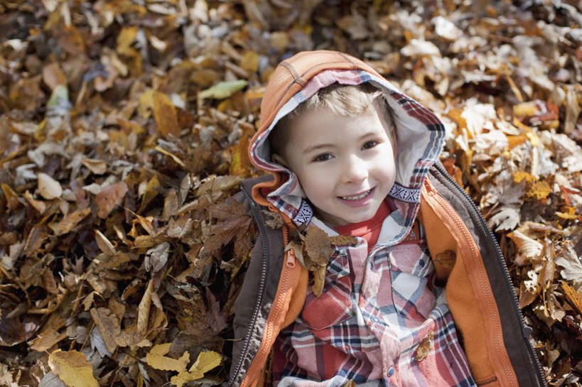 西方人,儿童,一个人,躺,笑,微笑,露齿笑,横图,俯视,室外,白天,纯洁,叶子,欧洲,欧洲人,仅一个男性,仅一个人,一堆,许多,堆叠,堆积,服装,朦胧,模糊,枫叶,枯叶,落叶,注视,休闲装,小孩,衣服,黄色,红色,观察,看,仅一个小孩,休闲,休闲服,连帽衫,可爱,童年,童趣,服饰,观看,枫树叶,堆,察看,关注,童真,烂漫,无邪,卧着,天真,男孩,男人,男性,白种人,孩子,叶,叶片,抬头,躺着,卧,仰头,半身,彩图,高角度拍摄,男生
