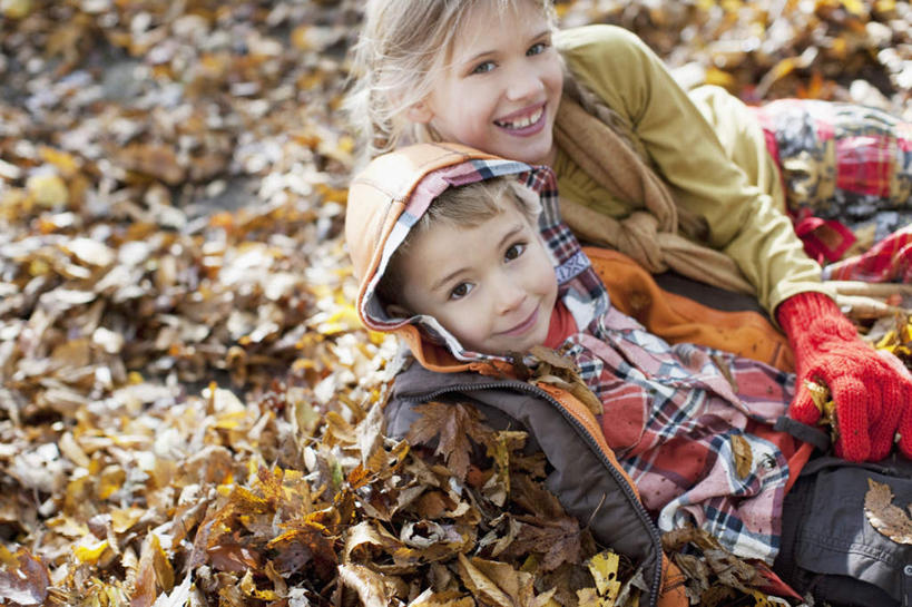 西方人,儿童,两个人,家庭,躺,抱,笑,微笑,露齿笑,横图,俯视,室外,白天,纯洁,叶子,欧洲,欧洲人,一堆,许多,堆叠,堆积,服装,朦胧,模糊,装饰,枫叶,枯叶,落叶,扭头,注视,休闲装,小孩,衣服,黄色,红色,手套,观察,看,转头,休闲,温暖,温馨,一家人,休闲服,连帽衫,可爱,童年,童趣,服饰,抱着,观看,枫树叶,堆,保暖,华丽,点缀,和睦,察看,搂着,御寒,关注,童真,烂漫,无邪,衬托,美观,雅致,雅观,卧着,天真,男孩,男人,男性,女孩,女人,女性,白种人,叶,叶片,搂,搂抱,躺着,卧,半身,彩图,高角度拍摄,融洽,男生,女生
