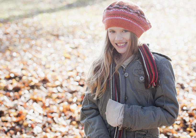 西方人,儿童,一个人,站,笑,微笑,露齿笑,横图,室外,白天,正面,纯洁,草地,草坪,植物,帽子,叶子,欧洲,欧洲人,仅一个女性,仅一个人,阴影,服装,朦胧,模糊,装饰,光线,影子,枫叶,枯叶,落叶,注视,休闲装,草,小孩,衣服,黄色,红色,绿色,阳光,围巾,观察,看,站着,仅一个小孩,休闲,温暖,休闲服,可爱,童年,童趣,服饰,围脖,观看,枫树叶,保暖,华丽,点缀,察看,御寒,关注,童真,烂漫,无邪,衬托,美观,雅致,雅观,编织帽,天真,女孩,女人,女性,白种人,孩子,叶,叶片,站立,半身,彩图,女生