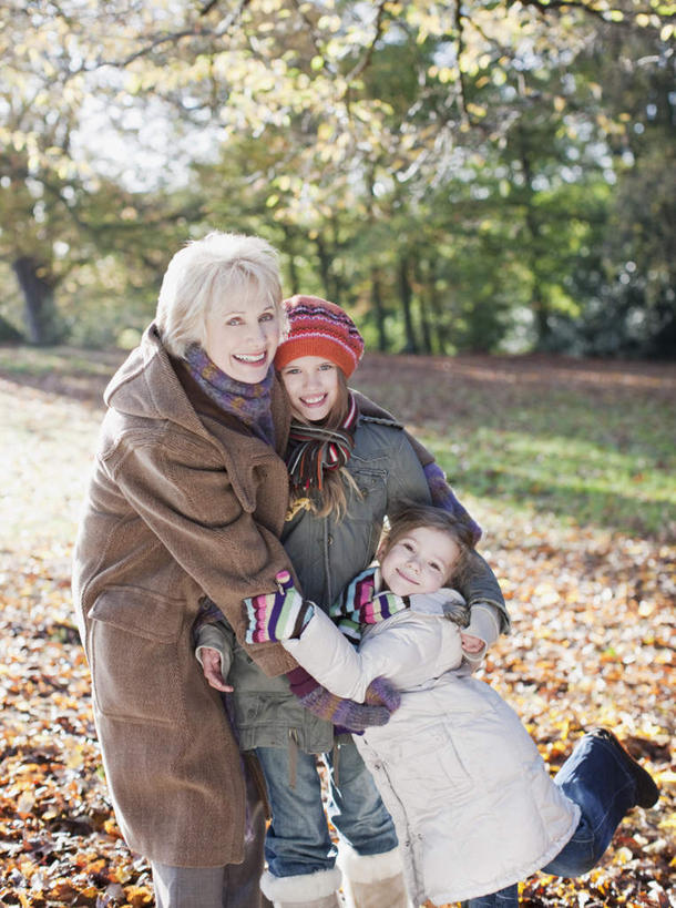 西方人,儿童,老年人,三个人,家庭,祖母,站,抱,笑,微笑,露齿笑,竖图,室外,白天,正面,纯洁,草地,草坪,植物,帽子,叶子,欧洲,欧洲人,服装,朦胧,模糊,装饰,枫叶,枯叶,落叶,注视,休闲装,草,树,树木,小孩,衣服,黄色,红色,绿色,自然,手套,围巾,观察,看,站着,休闲,温暖,温馨,一家人,休闲服,可爱,童年,童趣,服饰,生长,奶奶,成长,围脖,抱着,观看,祖孙,枫树叶,保暖,华丽,点缀,和睦,察看,搂着,御寒,关注,童真,烂漫,无邪,外婆,外孙女,外祖母,衬托,美观,雅致,雅观,编织帽,天真,老年女性,女孩,女人,女性,白种人,孩子,孙女,叶,叶片,搂,搂抱,站立,半身,彩图,融洽,女生