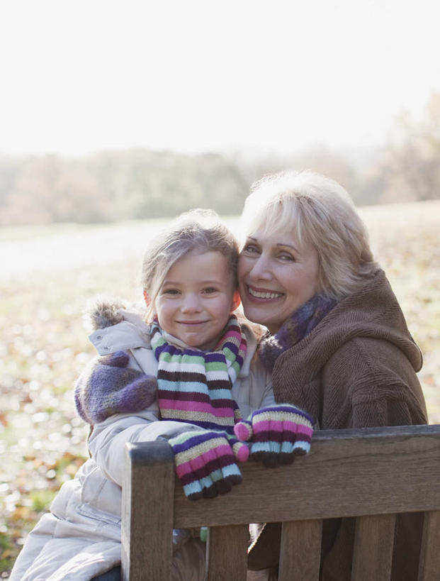 西方人,儿童,老年人,两个人,家庭,祖母,坐,抱,笑,微笑,露齿笑,竖图,室外,白天,正面,纯洁,草地,草坪,植物,叶子,椅子,欧洲,欧洲人,阴影,服装,朦胧,模糊,装饰,光线,影子,木椅,枫叶,枯叶,落叶,扭头,注视,休闲装,草,树,树木,小孩,衣服,黄色,红色,绿色,阳光,自然,手套,围巾,观察,看,转头,休闲,温暖,温馨,一家人,休闲服,可爱,童年,童趣,服饰,生长,奶奶,成长,围脖,抱着,观看,祖孙,枫树叶,保暖,华丽,点缀,和睦,察看,搂着,御寒,关注,童真,烂漫,无邪,外婆,外孙女,外祖母,衬托,美观,雅致,雅观,天真,老年女性,女孩,女人,女性,白种人,孩子,孙女,叶,叶片,搂,搂抱,坐着,半身,彩图,融洽,女生