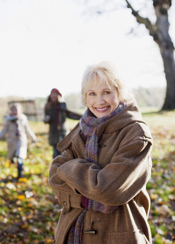 西方人,儿童,老年人,三个人,家庭,祖母,站,笑,双手交叉,微笑,露齿笑,竖图,室外,白天,正面,纯洁,草地,草坪,植物,叶子,欧洲,欧洲人,奔驰,阴影,服装,朦胧,模糊,装饰,光线,影子,枫叶,枯叶,落叶,注视,休闲装,草,树,树木,小孩,衣服,黄色,红色,绿色,阳光,自然,围巾,奔跑,观察,看,站着,休闲,温暖,温馨,一家人,休闲服,可爱,童年,童趣,服饰,生长,奶奶,成长,围脖,观看,祖孙,枫树叶,保暖,华丽,点缀,和睦,察看,双手抱胸,御寒,关注,童真,烂漫,无邪,外婆,外孙女,外祖母,衬托,美观,雅致,雅观,天真,老年女性,女孩,女人,女性,白种人,孩子,孙女,叶,叶片,站立,半身,彩图,融洽,女生