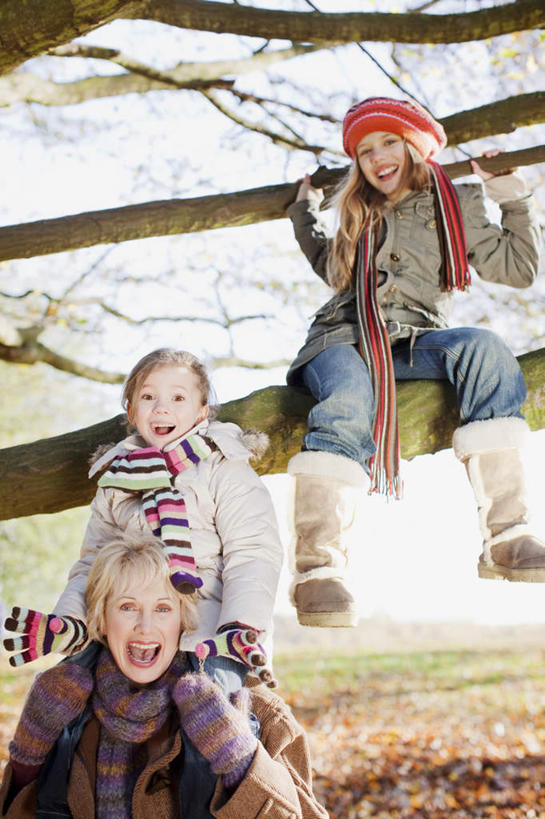 西方人,儿童,老年人,三个人,家庭,祖母,站,坐,笑,微笑,露齿笑,竖图,室外,白天,仰视,纯洁,草地,草坪,植物,帽子,叶子,欧洲,欧洲人,服装,朦胧,模糊,装饰,枫叶,枯叶,落叶,枝条,注视,休闲装,草,树,树木,树枝,小孩,骑,衣服,黄色,红色,绿色,自然,手套,围巾,观察,看,扛,站着,休闲,温暖,温馨,一家人,休闲服,可爱,童年,童趣,服饰,生长,奶奶,成长,围脖,观看,祖孙,枫树叶,保暖,华丽,点缀,和睦,察看,御寒,关注,童真,烂漫,无邪,外婆,外孙女,外祖母,衬托,美观,雅致,雅观,编织帽,虬枝,枝杈,扛在肩上,骑在肩上,天真,老年女性,女孩,女人,女性,白种人,孩子,孙女,叶,叶片,站立,坐着,半身,彩图,低角度拍摄,融洽,女生