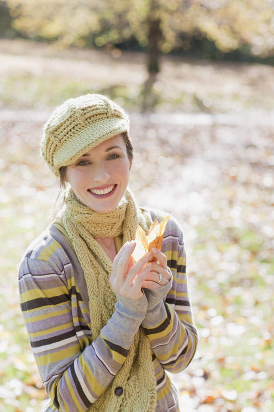 西方人,一个人,站,笑,微笑,露齿笑,竖图,室外,白天,正面,草地,草坪,植物,帽子,叶子,欧洲,欧洲人,仅一个女性,仅一个人,握,服装,朦胧,模糊,装饰,枫叶,枯叶,落叶,拿,拿着,注视,休闲装,草,树,树木,衣服,黄色,红色,绿色,自然,手套,围巾,观察,看,站着,仅一个中年女性,休闲,温暖,休闲服,握着,服饰,生长,成长,围脖,观看,枫树叶,保暖,华丽,点缀,察看,御寒,关注,衬托,美观,雅致,雅观,编织帽,女人,女性,中年女性,白种人,叶,叶片,站立,半身,彩图