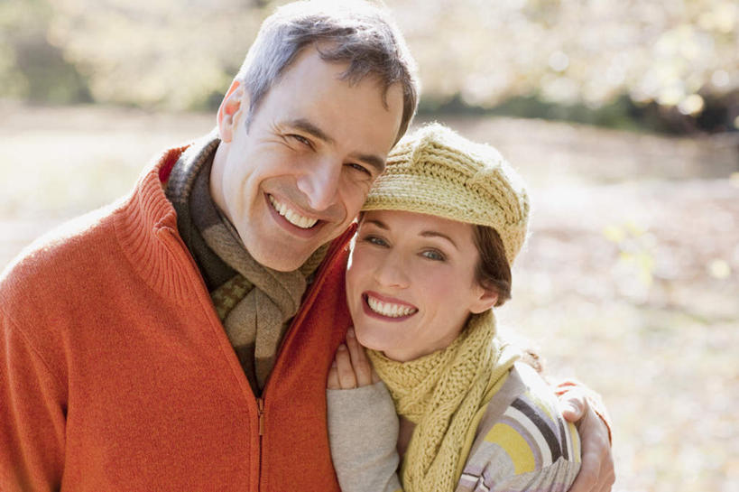 西方人,中年人,两个人,家庭,夫妻,站,抱,笑,微笑,露齿笑,横图,室外,白天,正面,爱情,草地,草坪,植物,帽子,叶子,欧洲,欧洲人,服装,朦胧,模糊,装饰,枫叶,枯叶,落叶,浪漫,扭头,注视,休闲装,草,树,树木,衣服,黄色,红色,绿色,自然,手套,围巾,观察,看,站着,转头,休闲,温暖,温馨,一家人,休闲服,恩爱,恋人,服饰,生长,成长,围脖,抱着,观看,枫树叶,保暖,华丽,点缀,和睦,察看,搂着,御寒,关注,衬托,美观,雅致,雅观,编织帽,男人,男性,女人,女性,中年男性,中年女性,白种人,夫妇,情侣,叶,叶片,搂,搂抱,站立,半身,彩图,伴侣,融洽