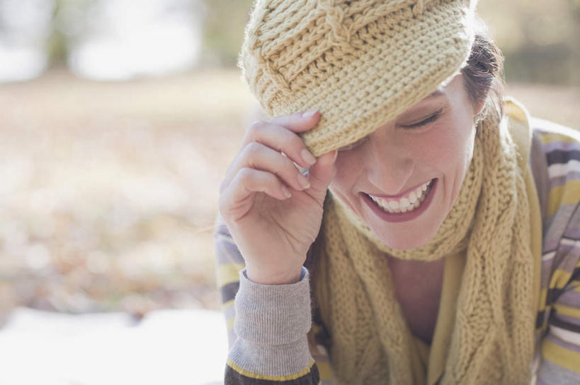 西方人,脸,头,脸颊,手,一个人,闭眼,笑,微笑,露齿笑,横图,室外,特写,白天,正面,草地,草坪,植物,帽子,叶子,欧洲,欧洲人,仅一个女性,仅一个人,握,服装,朦胧,模糊,装饰,枫叶,枯叶,落叶,休闲装,肩膀,草,衣服,黄色,红色,绿色,围巾,趴着,仅一个中年女性,休闲,温暖,手部,休闲服,握着,服饰,围脖,枫树叶,保暖,单手,华丽,点缀,御寒,衬托,美观,雅致,雅观,编织帽,女人,女性,中年女性,白种人,头部,脸部,脸蛋,面部,叶,叶片,闭眼睛,闭着眼,闭着眼睛,趴,半身,彩图