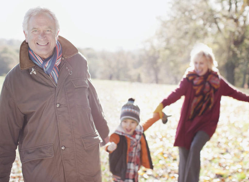 西方人,儿童,老年人,三个人,家庭,夫妻,祖母,祖父,走,伸展双臂,握手,笑,微笑,露齿笑,横图,室外,白天,正面,爱情,纯洁,草地,草坪,树林,植物,帽子,叶子,欧洲,欧洲人,阴影,服装,朦胧,模糊,装饰,光线,影子,枫叶,枯叶,落叶,浪漫,注视,休闲装,草,树,树木,小孩,衣服,黄色,红色,绿色,阳光,自然,围巾,观察,看,休闲,温暖,温馨,一家人,休闲服,恩爱,可爱,童年,童趣,恋人,服饰,生长,奶奶,爷爷,成长,围脖,观看,祖孙,枫树叶,保暖,华丽,点缀,和睦,察看,御寒,关注,童真,烂漫,无邪,外婆,外祖母,外公,外祖父,外孙,外孙子,衬托,美观,雅致,雅观,编织帽,天真,老年男性,老年女性,男孩,男人,男性,女人,女性,白种人,孩子,夫妇,情侣,孙子,叶,叶片,步行,搀手,敞开双臂,拉手,散步,伸开双臂,手拉手,手握手,展开双肩,张开手臂,张开双臂,走路,半身,彩图,伴侣,融洽,男生