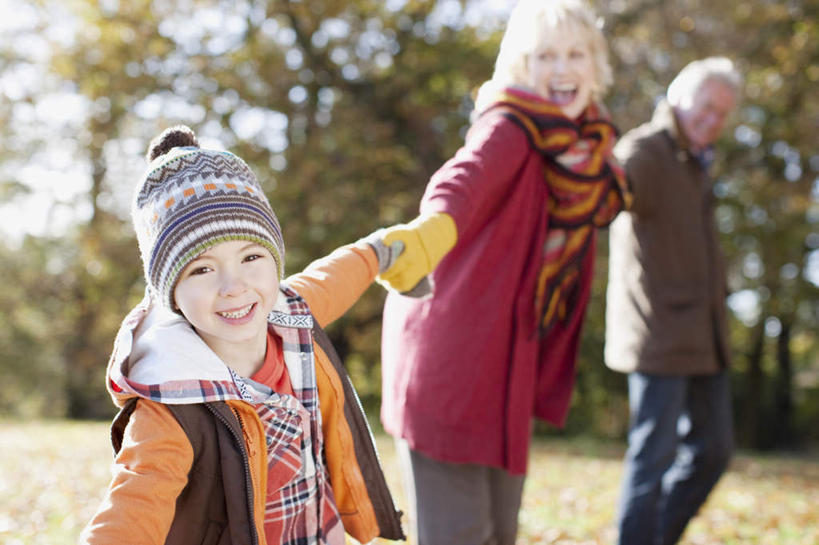 西方人,儿童,老年人,三个人,家庭,夫妻,祖母,祖父,走,伸展双臂,握手,笑,微笑,露齿笑,横图,室外,白天,侧面,爱情,纯洁,草地,草坪,树林,植物,帽子,叶子,欧洲,欧洲人,阴影,服装,朦胧,模糊,装饰,光线,影子,枫叶,枯叶,落叶,浪漫,注视,休闲装,草,树,树木,小孩,衣服,黄色,红色,绿色,阳光,自然,围巾,观察,看,休闲,温暖,温馨,一家人,休闲服,恩爱,可爱,童年,童趣,恋人,服饰,生长,奶奶,爷爷,成长,围脖,观看,祖孙,枫树叶,保暖,华丽,点缀,和睦,察看,御寒,关注,童真,烂漫,无邪,外婆,外祖母,外公,外祖父,外孙,外孙子,衬托,美观,雅致,雅观,编织帽,天真,老年男性,老年女性,男孩,男人,男性,女人,女性,白种人,孩子,夫妇,情侣,孙子,叶,叶片,步行,搀手,敞开双臂,拉手,散步,伸开双臂,手拉手,手握手,展开双肩,张开手臂,张开双臂,走路,半身,彩图,伴侣,融洽,男生