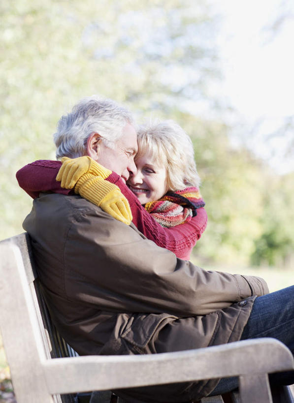 西方人,老年人,两个人,家庭,夫妻,坐,抱,笑,微笑,露齿笑,竖图,室外,白天,侧面,爱情,椅子,欧洲,欧洲人,阴影,服装,朦胧,模糊,装饰,光线,影子,木椅,浪漫,扭头,注视,休闲装,衣服,阳光,手套,围巾,观察,看,转头,休闲,温暖,温馨,一家人,休闲服,恩爱,恋人,服饰,围脖,抱着,观看,保暖,华丽,点缀,和睦,察看,搂着,御寒,关注,衬托,美观,雅致,雅观,老年男性,老年女性,男人,男性,女人,女性,白种人,夫妇,情侣,搂,搂抱,坐着,半身,彩图,伴侣,融洽