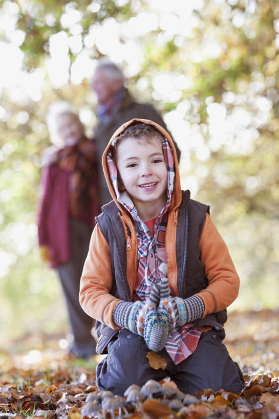 西方人,儿童,老年人,三个人,家庭,夫妻,祖母,祖父,站,跪,笑,微笑,露齿笑,竖图,室外,白天,仰视,爱情,纯洁,草地,草坪,植物,叶子,欧洲,欧洲人,服装,朦胧,模糊,装饰,枫叶,枯叶,落叶,浪漫,注视,休闲装,草,树,树木,小孩,衣服,黄色,红色,绿色,自然,手套,围巾,观察,看,站着,休闲,温暖,温馨,一家人,休闲服,恩爱,可爱,童年,童趣,恋人,服饰,生长,奶奶,爷爷,成长,围脖,观看,祖孙,枫树叶,保暖,华丽,点缀,和睦,察看,御寒,关注,童真,烂漫,无邪,外婆,外祖母,外公,外祖父,外孙,外孙子,衬托,美观,雅致,雅观,天真,老年男性,老年女性,男孩,男人,男性,女人,女性,白种人,孩子,夫妇,情侣,孙子,叶,叶片,跪着,站立,彩图,低角度拍摄,全身,伴侣,融洽,男生