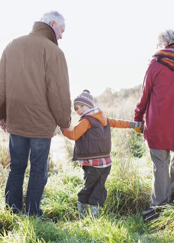 西方人,儿童,老年人,三个人,家庭,夫妻,祖母,祖父,站,握手,笑,微笑,竖图,室外,白天,爱情,纯洁,草地,草坪,植物,叶子,欧洲,欧洲人,服装,朦胧,模糊,装饰,枫叶,枯叶,落叶,浪漫,扭头,注视,休闲装,草,树,树木,小孩,背面,衣服,黄色,红色,绿色,自然,手套,围巾,观察,看,站着,转头,休闲,温暖,温馨,一家人,休闲服,恩爱,可爱,童年,童趣,恋人,服饰,生长,奶奶,爷爷,成长,围脖,观看,祖孙,枫树叶,保暖,华丽,点缀,和睦,察看,御寒,关注,童真,烂漫,无邪,外婆,外祖母,外公,外祖父,外孙,外孙子,衬托,美观,雅致,雅观,天真,老年男性,老年女性,男孩,男人,男性,女人,女性,白种人,孩子,夫妇,情侣,孙子,叶,叶片,搀手,拉手,手拉手,手握手,站立,半身,彩图,伴侣,融洽,男生