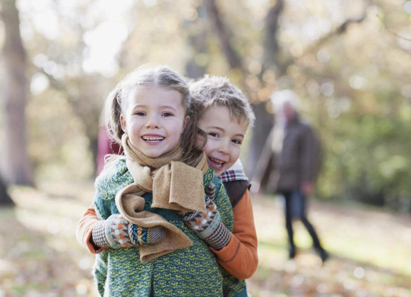 西方人,儿童,老年人,四个人,家庭,夫妻,祖母,祖父,站,抱,笑,微笑,露齿笑,横图,室外,白天,正面,爱情,纯洁,草地,草坪,植物,欧洲,欧洲人,阴影,服装,朦胧,模糊,装饰,光线,影子,浪漫,注视,休闲装,草,树,树木,小孩,衣服,绿色,阳光,自然,手套,围巾,观察,看,站着,休闲,温暖,温馨,一家人,休闲服,恩爱,可爱,童年,童趣,恋人,服饰,生长,奶奶,爷爷,成长,围脖,抱着,观看,祖孙,保暖,华丽,点缀,和睦,察看,搂着,御寒,关注,童真,烂漫,无邪,外婆,外孙女,外祖母,外公,外祖父,外孙,外孙子,衬托,美观,雅致,雅观,天真,老年男性,老年女性,男孩,男人,男性,女孩,女人,女性,白种人,孩子,夫妇,情侣,孙女,孙子,搂,搂抱,站立,半身,彩图,伴侣,融洽,男生,女生