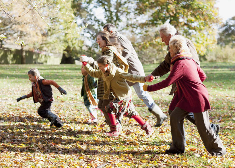 西方人,儿童,中年人,老年人,母亲,父亲,女儿,祖母,祖父,三代同堂,握手,微笑,露齿笑,横图,室外,白天,侧面,纯洁,草地,草坪,植物,帽子,叶子,欧洲,欧洲人,奔驰,阴影,服装,朦胧,模糊,装饰,光线,影子,枫叶,枯叶,落叶,许多人,扭头,注视,休闲装,祖孙三代,草,树,树木,小孩,衣服,黄色,红色,绿色,阳光,自然,手套,围巾,奔跑,观察,看,转头,一群人,休闲,温暖,温馨,父女,母女,休闲服,父爱,可爱,母爱,童年,童趣,服饰,生长,奶奶,爷爷,成长,围脖,观看,祖孙,枫树叶,保暖,华丽,点缀,和睦,察看,御寒,关注,童真,烂漫,无邪,外婆,外孙女,外祖母,外公,外祖父,外孙,外孙子,衬托,美观,雅致,雅观,编织帽,天真,老年男性,老年女性,男孩,男人,男性,女孩,女人,女性,中年男性,中年女性,白种人,孩子,全家福,孙女,孙子,叶,叶片,搀手,拉手,手拉手,手握手,彩图,全身,融洽,男生,女生,爸爸,多代同堂,妈妈