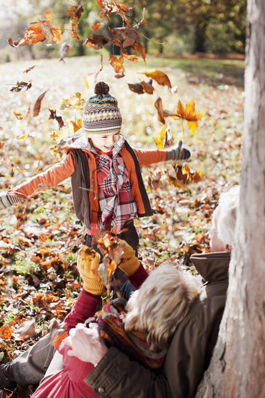 西方人,儿童,老年人,三个人,家庭,夫妻,祖母,祖父,站,坐,投,伸展双臂,抱,笑,微笑,露齿笑,竖图,俯视,室外,白天,爱情,纯洁,草地,草坪,植物,叶子,欧洲,欧洲人,服装,朦胧,模糊,漂浮,装饰,飘扬,枫叶,枯叶,落叶,飘落,浪漫,注视,休闲装,草,树,树木,小孩,衣服,黄色,红色,绿色,自然,手套,围巾,观察,看,站着,休闲,温暖,温馨,一家人,休闲服,恩爱,可爱,童年,童趣,恋人,服饰,生长,奶奶,爷爷,成长,围脖,抱着,观看,下沉,祖孙,枫树叶,保暖,华丽,点缀,和睦,察看,搂着,御寒,关注,降落,童真,烂漫,无邪,外婆,外祖母,外公,外祖父,外孙,外孙子,衬托,美观,雅致,雅观,飘零,天真,老年男性,老年女性,男孩,男人,男性,女人,女性,白种人,孩子,夫妇,情侣,孙子,叶,叶片,敞开双臂,搂,搂抱,抛,扔,撒,伸开双臂,展开双肩,站立,张开手臂,张开双臂,掷,坐着,半身,彩图,高角度拍摄,伴侣,融洽,男生