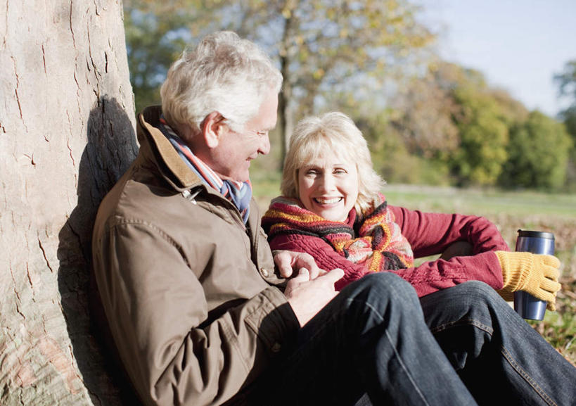 西方人,老年人,两个人,家庭,夫妻,坐,笑,微笑,露齿笑,横图,室外,白天,侧面,爱情,草地,草坪,植物,欧洲,欧洲人,握,服装,朦胧,模糊,装饰,浪漫,拿,拿着,扭头,注视,休闲装,草,树,树木,一个,衣服,蓝色,绿色,蓝天,天空,自然,瓶子,手套,塑料制品,围巾,天,观察,看,转头,休闲,温暖,温馨,一家人,休闲服,塑料瓶,恩爱,握着,恋人,服饰,生长,晴朗,单个,成长,围脖,观看,保暖,华丽,点缀,和睦,察看,御寒,关注,万里无云,衬托,美观,雅致,雅观,老年男性,老年女性,男人,男性,女人,女性,白种人,夫妇,情侣,晴空,晴空万里,坐着,半身,彩图,伴侣,融洽