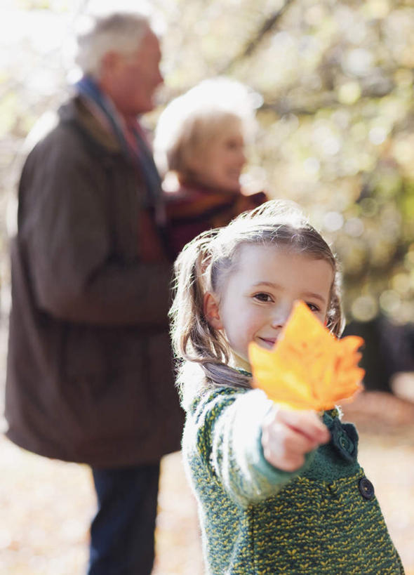 西方人,儿童,老年人,三个人,家庭,夫妻,祖母,祖父,站,笑,微笑,露齿笑,竖图,室外,白天,侧面,爱情,纯洁,植物,叶子,欧洲,欧洲人,握,服装,朦胧,模糊,装饰,枯叶,落叶,浪漫,拿,拿着,注视,休闲装,树,树木,小孩,衣服,绿色,自然,围巾,观察,看,站着,休闲,温暖,温馨,一家人,休闲服,恩爱,可爱,童年,童趣,握着,恋人,服饰,生长,奶奶,爷爷,成长,围脖,观看,祖孙,保暖,华丽,点缀,和睦,察看,御寒,关注,童真,烂漫,无邪,外婆,外孙女,外祖母,外公,外祖父,衬托,美观,雅致,雅观,天真,老年男性,老年女性,男人,男性,女孩,女人,女性,白种人,孩子,夫妇,情侣,孙女,叶,叶片,站立,半身,彩图,伴侣,融洽,女生