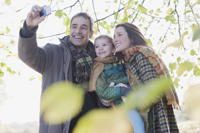西方人,儿童,中年人,三个人,家庭,夫妻,母亲,父亲,女儿,站,抱,笑,微笑,露齿笑,横图,室外,白天,仰视,爱情,纯洁,植物,相机,叶子,欧洲,欧洲人,握,服装,朦胧,模糊,装饰,枯叶,落叶,浪漫,拿,拿着,注视,休闲装,树,树木,小孩,拍照,衣服,绿色,自然,数码相机,围巾,观察,看,站着,休闲,温暖,温馨,父女,母女,三口之家,一家人,休闲服,恩爱,父爱,可爱,母爱,童年,童趣,握着,恋人,摄影,服饰,生长,成长,围脖,抱着,观看,保暖,华丽,点缀,和睦,察看,搂着,御寒,关注,童真,烂漫,无邪,衬托,美观,雅致,雅观,天真,男人,男性,女孩,女人,女性,中年男性,中年女性,白种人,孩子,夫妇,情侣,叶,叶片,照相机,怀抱,搂,搂抱,相抱,拥抱,站立,半身,彩图,低角度拍摄,照相,伴侣,融洽,女生