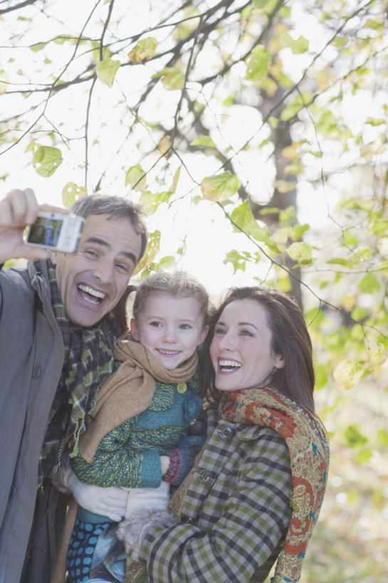 西方人,儿童,中年人,三个人,家庭,夫妻,母亲,父亲,女儿,站,抱,笑,微笑,露齿笑,竖图,室外,白天,仰视,爱情,纯洁,植物,相机,叶子,欧洲,欧洲人,握,服装,朦胧,模糊,装饰,枯叶,落叶,浪漫,拿,拿着,注视,休闲装,树,树木,小孩,拍照,衣服,绿色,自然,数码相机,围巾,观察,看,站着,休闲,温暖,温馨,父女,母女,三口之家,一家人,休闲服,恩爱,父爱,可爱,母爱,童年,童趣,握着,恋人,摄影,服饰,生长,成长,围脖,抱着,观看,保暖,华丽,点缀,和睦,察看,搂着,御寒,关注,童真,烂漫,无邪,衬托,美观,雅致,雅观,天真,男人,男性,女孩,女人,女性,中年男性,中年女性,白种人,孩子,夫妇,情侣,叶,叶片,照相机,怀抱,搂,搂抱,相抱,拥抱,站立,半身,彩图,低角度拍摄,照相,伴侣,融洽,女生