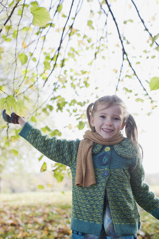 西方人,儿童,一个人,站,举,笑,微笑,露齿笑,竖图,室外,白天,正面,纯洁,植物,叶子,欧洲,欧洲人,仅一个女性,仅一个人,服装,朦胧,模糊,装饰,枯叶,落叶,注视,休闲装,树,树木,小孩,衣服,绿色,自然,围巾,观察,看,托,站着,仅一个小孩,休闲,温暖,休闲服,可爱,童年,童趣,服饰,生长,成长,围脖,观看,保暖,华丽,点缀,察看,御寒,关注,童真,烂漫,无邪,衬托,美观,雅致,雅观,天真,女孩,女人,女性,白种人,孩子,叶,叶片,举起,举手,举着,向上举,向上伸,向上托,站立,半身,彩图,女生