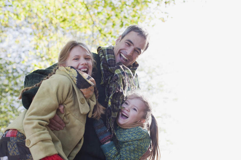 西方人,儿童,中年人,三个人,家庭,父亲,女儿,站,抱,笑,微笑,露齿笑,横图,室外,白天,仰视,纯洁,植物,叶子,欧洲,欧洲人,服装,朦胧,模糊,装饰,枯叶,落叶,注视,休闲装,树,树木,小孩,衣服,绿色,自然,围巾,观察,看,站着,休闲,温暖,温馨,父女,一家人,休闲服,父爱,可爱,童年,童趣,服饰,生长,成长,围脖,抱着,观看,保暖,华丽,点缀,和睦,察看,搂着,御寒,关注,童真,烂漫,无邪,衬托,美观,雅致,雅观,天真,男人,男性,女孩,中年男性,白种人,孩子,叶,叶片,怀抱,搂,搂抱,相抱,拥抱,站立,半身,彩图,低角度拍摄,融洽,女生