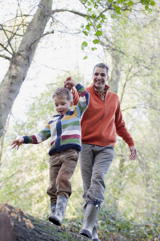 西方人,儿童,中年人,两个人,家庭,父亲,儿子,站,举,握手,笑,微笑,露齿笑,竖图,室外,白天,仰视,纯洁,植物,鞋子,欧洲,欧洲人,服装,雨鞋,雨靴,注视,休闲装,靴子,树,树木,小孩,衣服,绿色,自然,观察,看,托,站着,休闲,温暖,温馨,父子,一家人,休闲服,父爱,可爱,童年,童趣,服饰,生长,成长,观看,和睦,察看,关注,胶鞋,童真,烂漫,无邪,天真,男孩,男人,男性,中年男性,白种人,孩子,搀手,举起,举手,举着,拉手,手搀手,手拉手,手牵手,手握手,向上举,向上伸,向上托,站立,彩图,低角度拍摄,全身,融洽,男生