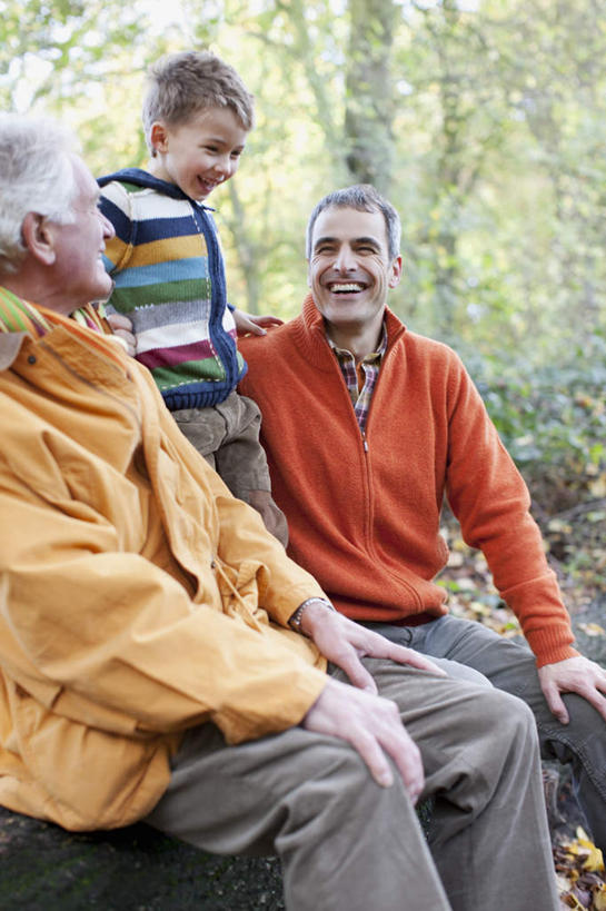 西方人,儿童,中年人,老年人,三个人,父亲,儿子,祖父,三代同堂,站,坐,笑,微笑,露齿笑,竖图,室外,白天,正面,纯洁,植物,欧洲,欧洲人,服装,注视,休闲装,祖孙三代,树,树木,小孩,衣服,绿色,自然,观察,看,站着,休闲,温暖,温馨,父子,休闲服,父爱,可爱,童年,童趣,服饰,生长,爷爷,成长,观看,祖孙,和睦,察看,关注,童真,烂漫,无邪,外公,外祖父,外孙,外孙子,天真,老年男性,男孩,男人,男性,中年男性,白种人,孩子,全家福,孙子,站立,坐着,半身,彩图,融洽,男生,爸爸,多代同堂