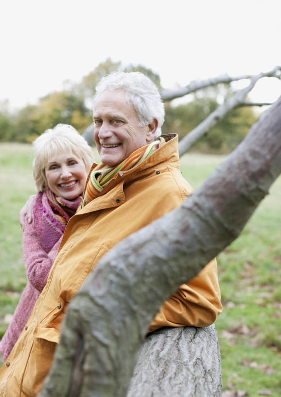 西方人,老年人,两个人,家庭,夫妻,站,笑,微笑,露齿笑,竖图,室外,白天,侧面,爱情,草地,草坪,植物,欧洲,欧洲人,服装,装饰,浪漫,注视,休闲装,草,树,树木,衣服,绿色,自然,围巾,观察,看,站着,休闲,温暖,温馨,一家人,休闲服,恩爱,恋人,服饰,生长,成长,围脖,观看,保暖,华丽,点缀,和睦,察看,御寒,关注,衬托,美观,雅致,雅观,老年男性,老年女性,男人,男性,女人,女性,白种人,夫妇,情侣,站立,半身,彩图,伴侣,融洽