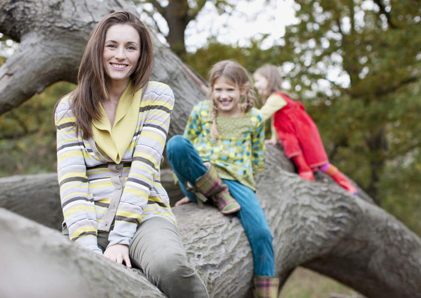 西方人,儿童,中年人,三个人,家庭,母亲,女儿,坐,笑,微笑,露齿笑,横图,室外,白天,正面,纯洁,植物,欧洲,欧洲人,服装,朦胧,模糊,枝条,注视,休闲装,树,树木,树枝,小孩,衣服,绿色,自然,观察,看,休闲,温暖,温馨,母女,一家人,休闲服,可爱,母爱,童年,童趣,服饰,生长,成长,观看,和睦,察看,关注,童真,烂漫,无邪,虬枝,枝杈,天真,女孩,女人,女性,中年女性,白种人,孩子,坐着,半身,彩图,融洽,女生