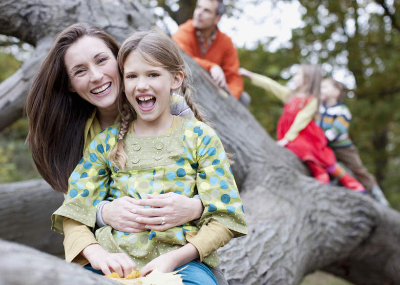 西方人,儿童,中年人,家庭,夫妻,母亲,父亲,女儿,儿子,坐,抱,笑,微笑,露齿笑,横图,室外,白天,正面,爱情,纯洁,植物,欧洲,欧洲人,五个人,服装,朦胧,模糊,枝条,许多人,浪漫,注视,休闲装,树,树木,树枝,小孩,衣服,绿色,自然,观察,看,一群人,休闲,温暖,温馨,父女,父子,母女,母子,一家人,休闲服,恩爱,父爱,可爱,母爱,童年,童趣,恋人,服饰,生长,成长,抱着,观看,和睦,察看,搂着,关注,童真,烂漫,无邪,虬枝,枝杈,天真,男孩,男人,男性,女孩,女人,女性,中年男性,中年女性,白种人,孩子,夫妇,情侣,怀抱,搂,搂抱,相抱,拥抱,坐着,半身,彩图,伴侣,融洽,男生,女生