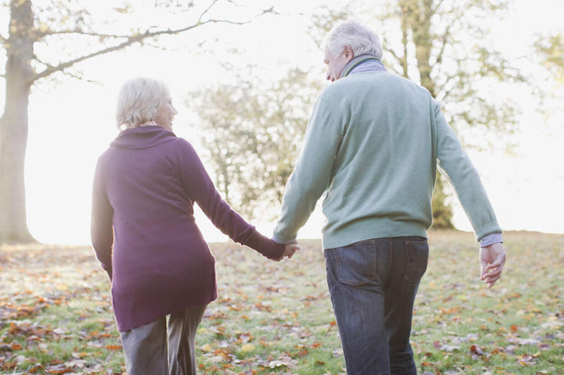 西方人,老年人,两个人,家庭,夫妻,走,握手,横图,室外,白天,爱情,草地,草坪,植物,叶子,欧洲,欧洲人,阴影,服装,朦胧,模糊,装饰,光线,影子,枯叶,落叶,浪漫,休闲装,草,树,树木,背面,衣服,绿色,阳光,自然,围巾,休闲,温暖,温馨,一家人,休闲服,恩爱,恋人,服饰,生长,成长,围脖,保暖,华丽,点缀,和睦,御寒,衬托,美观,雅致,雅观,老年男性,老年女性,男人,男性,女人,女性,白种人,夫妇,情侣,叶,叶片,步行,搀手,拉手,散步,手搀手,手拉手,手牵手,手握手,走路,半身,彩图,伴侣,融洽