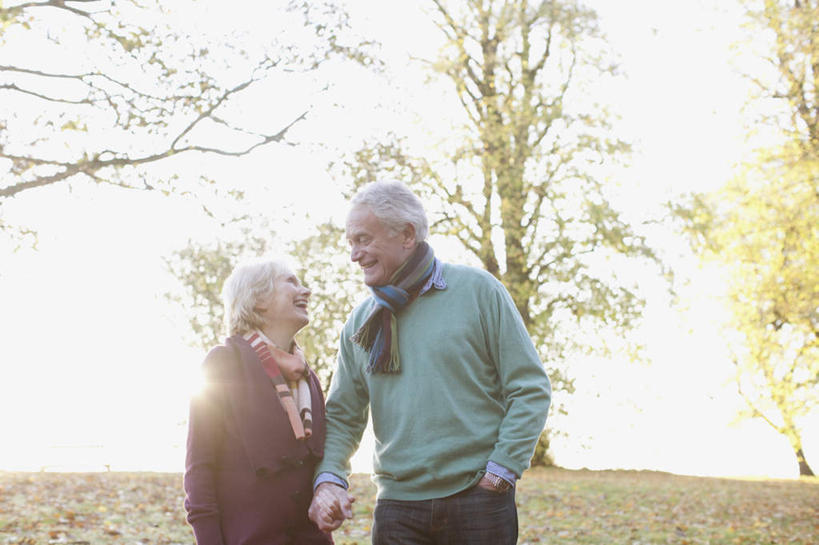 西方人,老年人,两个人,家庭,夫妻,站,握手,笑,微笑,露齿笑,横图,室外,白天,正面,爱情,草地,草坪,植物,叶子,欧洲,欧洲人,阴影,服装,朦胧,模糊,装饰,光线,影子,枯叶,落叶,浪漫,注视,休闲装,草,树,树木,衣服,绿色,阳光,自然,围巾,观察,看,站着,休闲,温暖,温馨,一家人,休闲服,恩爱,恋人,服饰,生长,成长,围脖,观看,保暖,华丽,点缀,和睦,察看,御寒,关注,衬托,美观,雅致,雅观,老年男性,老年女性,男人,男性,女人,女性,白种人,夫妇,情侣,叶,叶片,搀手,拉手,手搀手,手拉手,手牵手,手握手,站立,半身,彩图,伴侣,融洽