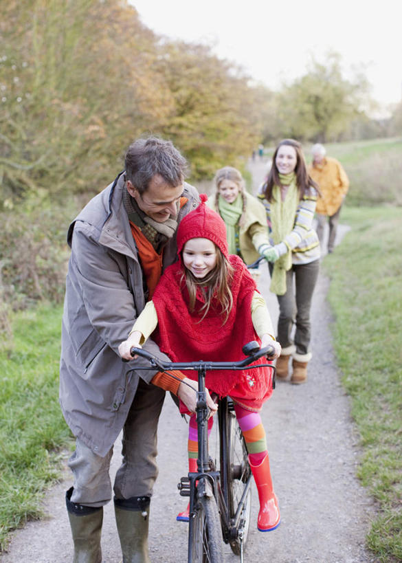 西方人,儿童,中年人,四个人,家庭,夫妻,母亲,父亲,女儿,儿子,站,坐,笑,微笑,露齿笑,竖图,室外,白天,正面,爱情,纯洁,草地,草坪,植物,道路,路,自行车,欧洲,欧洲人,一辆,握,服装,装饰,小路,交通,浪漫,注视,休闲装,车,脚踏车,草,树,树木,小孩,衣服,红色,绿色,自然,围巾,交通工具,观察,看,站着,休闲,温暖,温馨,父女,父子,母女,母子,一家人,休闲服,恩爱,父爱,可爱,母爱,童年,童趣,握着,恋人,服饰,生长,成长,围脖,观看,保暖,华丽,点缀,和睦,察看,御寒,关注,载具,童真,烂漫,无邪,衬托,美观,雅致,雅观,天真,男孩,男人,男性,女孩,女人,女性,中年男性,中年女性,白种人,孩子,夫妇,情侣,站立,坐着,半身,彩图,伴侣,融洽,男生,女生