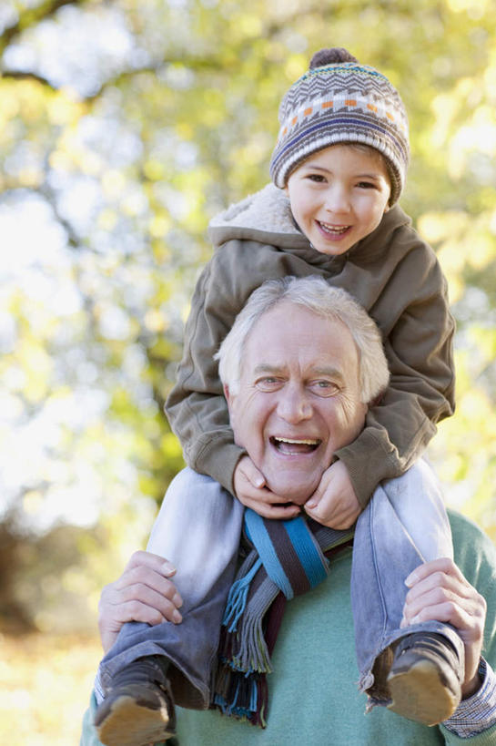 西方人,儿童,老年人,两个人,家庭,祖父,站,笑,微笑,露齿笑,竖图,室外,白天,正面,纯洁,植物,帽子,叶子,欧洲,欧洲人,阴影,服装,朦胧,模糊,装饰,光线,影子,绿叶,枝条,注视,休闲装,树,树木,树枝,小孩,骑,衣服,绿色,阳光,自然,围巾,观察,看,扛,站着,休闲,温暖,温馨,一家人,休闲服,嫩叶,可爱,童年,童趣,服饰,生长,爷爷,成长,围脖,观看,祖孙,保暖,华丽,点缀,和睦,察看,御寒,关注,童真,烂漫,无邪,外公,外祖父,外孙,外孙子,衬托,美观,雅致,雅观,棉帽,虬枝,枝杈,扛在肩上,骑在肩上,天真,老年男性,男孩,男人,男性,白种人,孩子,孙子,叶,叶片,站立,半身,彩图,融洽,男生