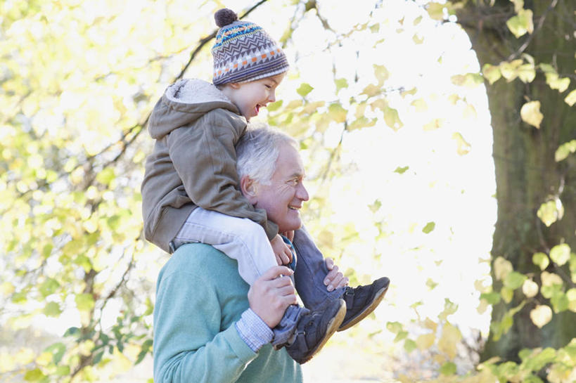 西方人,儿童,老年人,两个人,家庭,祖父,站,笑,微笑,露齿笑,横图,室外,白天,仰视,纯洁,植物,帽子,叶子,欧洲,欧洲人,阴影,服装,朦胧,模糊,装饰,光线,影子,绿叶,枝条,注视,休闲装,树,树木,树枝,小孩,骑,衣服,绿色,阳光,自然,围巾,观察,看,扛,站着,休闲,温暖,温馨,一家人,休闲服,嫩叶,可爱,童年,童趣,服饰,生长,爷爷,成长,围脖,观看,祖孙,保暖,华丽,点缀,和睦,察看,御寒,关注,童真,烂漫,无邪,外公,外祖父,外孙,外孙子,衬托,美观,雅致,雅观,棉帽,虬枝,枝杈,扛在肩上,骑在肩上,天真,老年男性,男孩,男人,男性,白种人,孩子,孙子,叶,叶片,站立,半身,彩图,低角度拍摄,融洽,男生