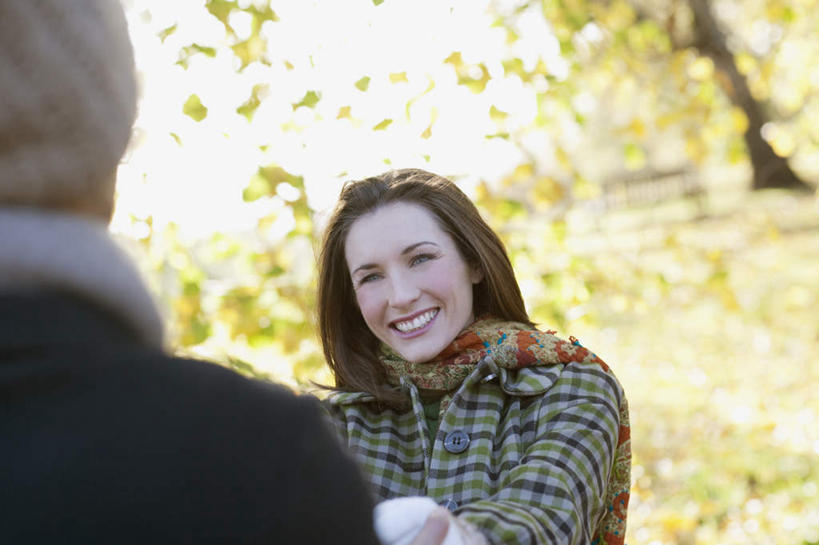 西方人,中年人,背部,两个人,家庭,夫妻,站,笑,微笑,露齿笑,横图,室外,白天,正面,爱情,植物,欧洲,欧洲人,握,阴影,服装,朦胧,模糊,装饰,光线,影子,浪漫,拿,拿着,注视,休闲装,相视,树,树木,衣服,绿色,阳光,自然,围巾,观察,看,站着,休闲,温暖,温馨,一家人,面对面,休闲服,恩爱,握着,恋人,服饰,生长,成长,围脖,观看,对视,保暖,华丽,点缀,和睦,察看,互视,御寒,关注,相对,相看,衬托,美观,雅致,雅观,男人,男性,女人,女性,中年男性,中年女性,白种人,夫妇,情侣,站立,半身,彩图,伴侣,融洽