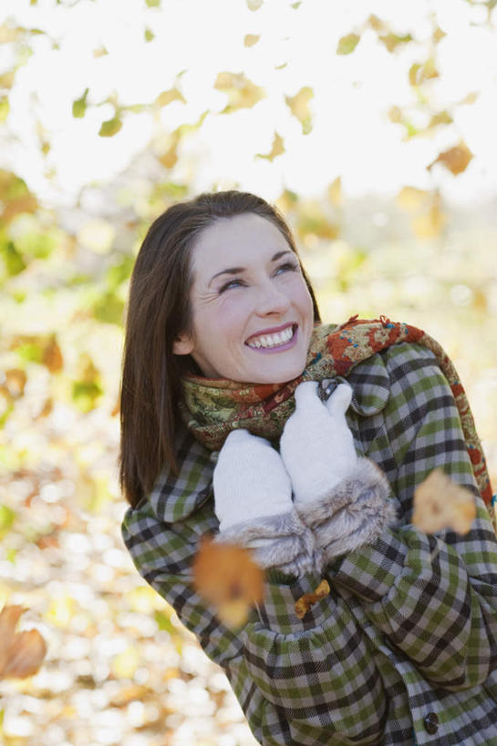 西方人,一个人,站,笑,微笑,露齿笑,竖图,室外,白天,正面,植物,叶子,欧洲,欧洲人,仅一个女性,仅一个人,阴影,服装,朦胧,模糊,装饰,光线,影子,枯叶,落叶,注视,休闲装,树,树木,衣服,绿色,阳光,自然,手套,围巾,观察,看,站着,仅一个中年女性,休闲,温暖,休闲服,服饰,生长,成长,围脖,观看,保暖,华丽,点缀,察看,御寒,关注,衬托,美观,雅致,雅观,女人,女性,中年女性,白种人,叶,叶片,站立,半身,彩图