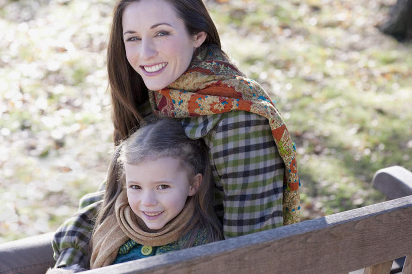 西方人,儿童,中年人,两个人,家庭,母亲,女儿,坐,笑,微笑,露齿笑,横图,俯视,室外,白天,纯洁,草地,草坪,植物,欧洲,欧洲人,阴影,服装,朦胧,模糊,装饰,光线,影子,注视,休闲装,草,小孩,衣服,绿色,阳光,围巾,观察,看,休闲,温暖,温馨,母女,一家人,休闲服,可爱,母爱,童年,童趣,服饰,围脖,观看,保暖,华丽,点缀,和睦,察看,御寒,关注,童真,烂漫,无邪,衬托,美观,雅致,雅观,天真,女孩,女人,女性,中年女性,白种人,孩子,坐着,半身,彩图,高角度拍摄,融洽,女生