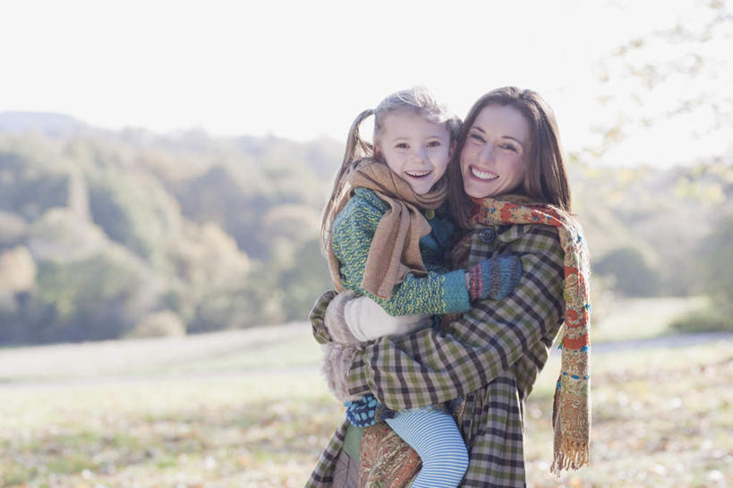 西方人,儿童,中年人,两个人,家庭,母亲,女儿,站,抱,笑,微笑,露齿笑,横图,室外,白天,侧面,纯洁,草地,草坪,植物,欧洲,欧洲人,阴影,服装,朦胧,模糊,装饰,光线,影子,注视,休闲装,草,树,树木,小孩,衣服,绿色,阳光,自然,围巾,观察,看,站着,休闲,温暖,温馨,母女,一家人,休闲服,可爱,母爱,童年,童趣,服饰,生长,成长,围脖,抱着,观看,保暖,华丽,点缀,和睦,察看,搂着,御寒,关注,童真,烂漫,无邪,衬托,美观,雅致,雅观,天真,女孩,女人,女性,中年女性,白种人,孩子,怀抱,搂,搂抱,相抱,拥抱,站立,半身,彩图,融洽,女生