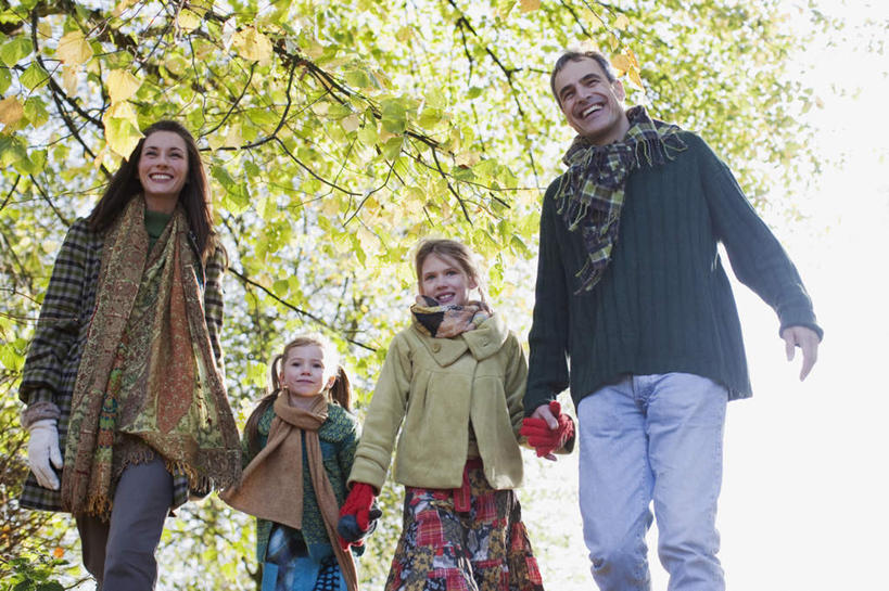 西方人,儿童,中年人,四个人,家庭,夫妻,母亲,父亲,女儿,站,握手,笑,微笑,露齿笑,横图,室外,白天,仰视,爱情,纯洁,植物,欧洲,欧洲人,一排,阴影,服装,朦胧,模糊,整齐,装饰,光线,影子,枝条,浪漫,注视,休闲装,树,树木,树枝,排列,小孩,衣服,绿色,阳光,自然,围巾,观察,看,站着,休闲,温暖,温馨,父女,母女,一家人,休闲服,恩爱,父爱,可爱,母爱,童年,童趣,恋人,服饰,生长,成长,围脖,观看,保暖,华丽,点缀,和睦,察看,御寒,队列,关注,童真,烂漫,无邪,衬托,美观,雅致,雅观,虬枝,枝杈,天真,男人,男性,女孩,女人,女性,中年男性,中年女性,白种人,孩子,夫妇,情侣,搀手,拉手,手搀手,手拉手,手牵手,手握手,站立,半身,彩图,低角度拍摄,伴侣,融洽,女生