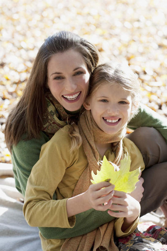 西方人,儿童,两个人,家庭,母亲,女儿,坐,抱,笑,微笑,露齿笑,竖图,俯视,室外,白天,纯洁,叶子,欧洲,欧洲人,服装,朦胧,模糊,装饰,枯叶,落叶,注视,休闲装,小孩,衣服,围巾,观察,看,休闲,温暖,温馨,母女,一家人,休闲服,可爱,母爱,童年,童趣,服饰,围脖,抱着,观看,保暖,华丽,点缀,和睦,察看,搂着,御寒,关注,童真,烂漫,无邪,衬托,美观,雅致,雅观,天真,年轻女性,女孩,女人,女性,白种人,孩子,年轻人,叶,叶片,怀抱,搂,搂抱,相抱,拥抱,坐着,半身,彩图,高角度拍摄,融洽,女生