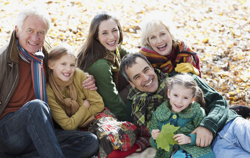 西方人,儿童,老年人,母亲,父亲,女儿,祖母,祖父,三代同堂,坐,抱,笑,微笑,露齿笑,横图,俯视,室外,白天,纯洁,叶子,欧洲,欧洲人,握,服装,朦胧,模糊,装饰,枯叶,落叶,许多人,拿,拿着,注视,休闲装,祖孙三代,小孩,衣服,围巾,观察,看,一群人,休闲,温暖,温馨,父女,母女,休闲服,父爱,可爱,母爱,童年,童趣,握着,服饰,奶奶,爷爷,围脖,抱着,观看,祖孙,保暖,华丽,点缀,和睦,察看,搂着,御寒,关注,童真,烂漫,无邪,外婆,外孙女,外祖母,外公,外祖父,外孙,外孙子,衬托,美观,雅致,雅观,天真,老年男性,老年女性,男孩,男人,男性,年轻男性,年轻女性,女孩,女人,女性,白种人,孩子,年轻人,全家福,孙女,孙子,叶,叶片,怀抱,搂,搂抱,相抱,拥抱,坐着,半身,彩图,高角度拍摄,融洽,男生,女生,爸爸,多代同堂,妈妈