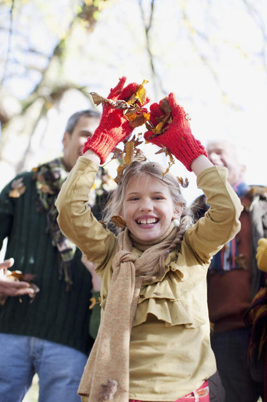 西方人,儿童,老年人,三个人,家庭,夫妻,祖母,祖父,站,举,笑,微笑,露齿笑,竖图,室外,白天,仰视,爱情,纯洁,森林,树林,植物,叶子,欧洲,欧洲人,阴影,服装,朦胧,模糊,装饰,光线,影子,枯叶,落叶,浪漫,注视,休闲装,树,树木,小孩,衣服,绿色,阳光,自然,手套,围巾,观察,看,托,站着,休闲,温暖,温馨,一家人,休闲服,恩爱,可爱,童年,童趣,恋人,服饰,生长,奶奶,爷爷,成长,围脖,观看,祖孙,保暖,华丽,点缀,和睦,察看,御寒,关注,童真,烂漫,无邪,外婆,外孙女,外祖母,外公,外祖父,衬托,美观,雅致,雅观,天真,老年男性,老年女性,男人,男性,女孩,女人,女性,白种人,孩子,夫妇,情侣,孙女,叶,叶片,举起,举手,举着,向上举,向上伸,向上托,站立,半身,彩图,低角度拍摄,伴侣,融洽,女生