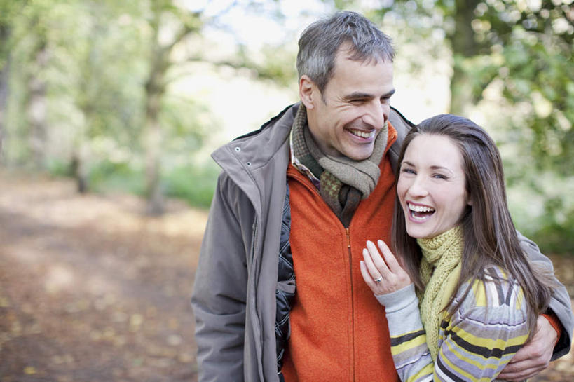 西方人,中年人,两个人,家庭,夫妻,站,抱,笑,微笑,露齿笑,横图,室外,白天,正面,爱情,植物,道路,路,叶子,欧洲,欧洲人,服装,朦胧,模糊,装饰,小路,枯叶,落叶,交通,浪漫,注视,休闲装,树,树木,衣服,绿色,自然,围巾,观察,看,站着,休闲,温暖,温馨,一家人,休闲服,恩爱,恋人,服饰,乡间小路,生长,成长,围脖,抱着,观看,保暖,华丽,点缀,和睦,察看,搂着,御寒,关注,衬托,美观,雅致,雅观,男人,男性,女人,女性,中年男性,中年女性,白种人,夫妇,情侣,叶,叶片,怀抱,搂,搂抱,相抱,拥抱,站立,半身,彩图,伴侣,融洽