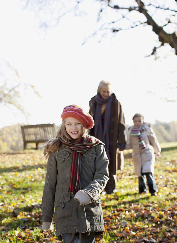 西方人,儿童,老年人,三个人,家庭,祖母,站,竖图,室外,白天,正面,纯洁,草地,草坪,植物,帽子,叶子,椅子,欧洲,欧洲人,阴影,服装,朦胧,模糊,装饰,光线,影子,木椅,枯叶,落叶,注视,休闲装,草,树,树木,小孩,衣服,蓝色,绿色,蓝天,天空,阳光,自然,围巾,天,观察,看,站着,休闲,温暖,温馨,一家人,休闲服,可爱,童年,童趣,服饰,生长,晴朗,奶奶,成长,围脖,观看,祖孙,保暖,华丽,点缀,和睦,察看,御寒,关注,童真,烂漫,无邪,外婆,外孙女,外祖母,万里无云,衬托,美观,雅致,雅观,棉帽,天真,老年女性,女孩,女人,女性,白种人,孩子,孙女,叶,叶片,晴空,晴空万里,站立,半身,彩图,融洽,女生