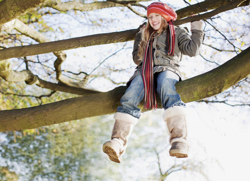 西方人,儿童,一个人,坐,笑,微笑,露齿笑,横图,室外,白天,仰视,纯洁,森林,树林,植物,帽子,欧洲,欧洲人,仅一个女性,仅一个人,阴影,服装,裤子,朦胧,模糊,装饰,光线,影子,注视,牛仔裤,休闲装,树,树木,小孩,衣服,蓝色,绿色,蓝天,天空,阳光,自然,围巾,天,观察,看,仅一个小孩,休闲,温暖,休闲服,可爱,童年,童趣,服饰,生长,晴朗,成长,围脖,观看,保暖,华丽,点缀,察看,御寒,关注,童真,烂漫,无邪,万里无云,衬托,美观,雅致,雅观,棉帽,天真,女孩,女人,女性,白种人,孩子,晴空,晴空万里,坐着,彩图,低角度拍摄,全身,女生