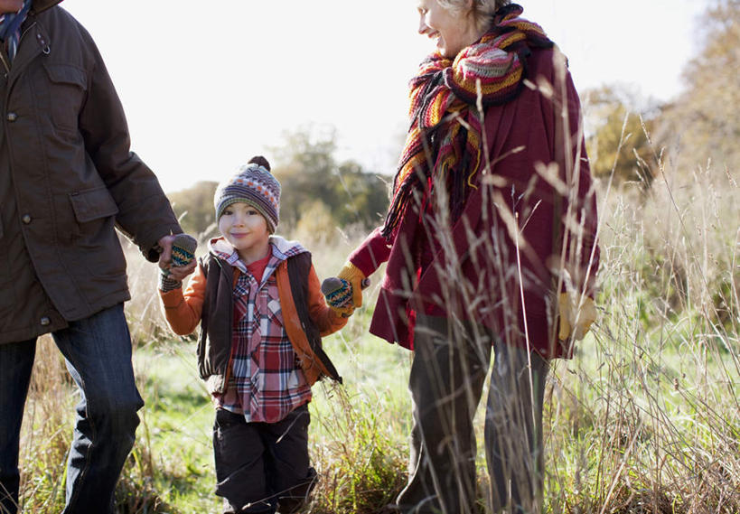 西方人,儿童,老年人,三个人,家庭,夫妻,祖母,祖父,站,握手,横图,室外,白天,正面,爱情,纯洁,草地,草坪,植物,帽子,欧洲,欧洲人,阴影,服装,朦胧,模糊,装饰,光线,影子,浪漫,注视,休闲装,草,树,树木,小孩,衣服,绿色,阳光,自然,围巾,观察,看,站着,休闲,温暖,温馨,一家人,休闲服,恩爱,可爱,童年,童趣,恋人,服饰,生长,奶奶,爷爷,成长,围脖,观看,祖孙,保暖,华丽,点缀,和睦,察看,御寒,关注,童真,烂漫,无邪,外婆,外祖母,外公,外祖父,外孙,外孙子,衬托,美观,雅致,雅观,棉帽,天真,老年男性,老年女性,男孩,男人,男性,女人,女性,白种人,孩子,夫妇,情侣,孙子,搀手,拉手,手搀手,手拉手,手牵手,手握手,站立,半身,彩图,伴侣,融洽,男生